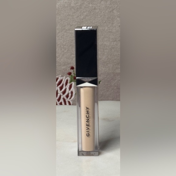 Givenchy Concealer - Picture 2 of 6